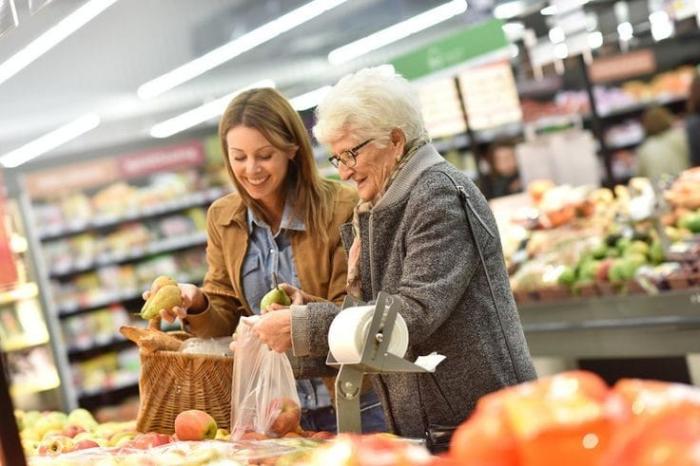 Por que a pessoa idosa se sente invisível nas lojas de supermercados?