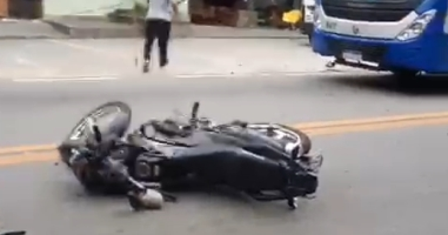 Motociclista colide com Van em Corrêas