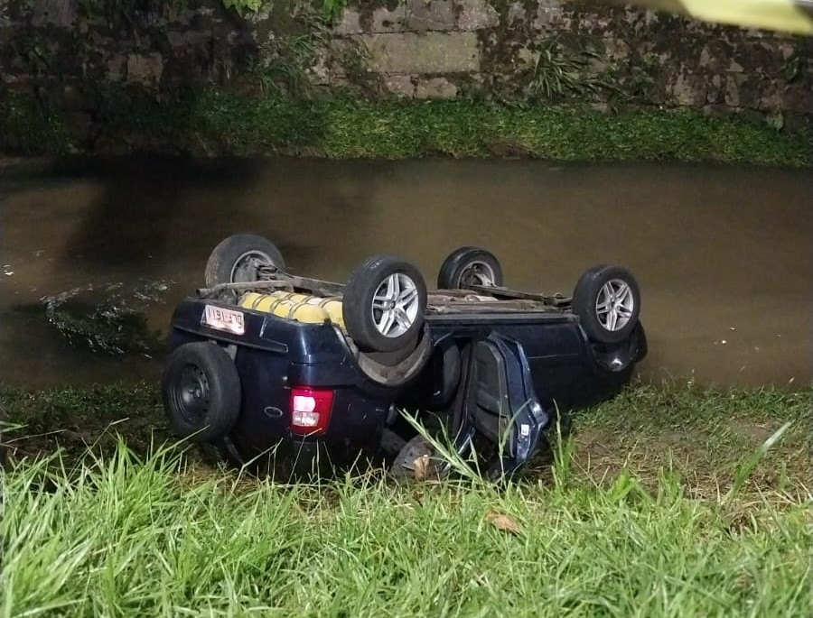 Carro cai em rio na entrada da Mosela