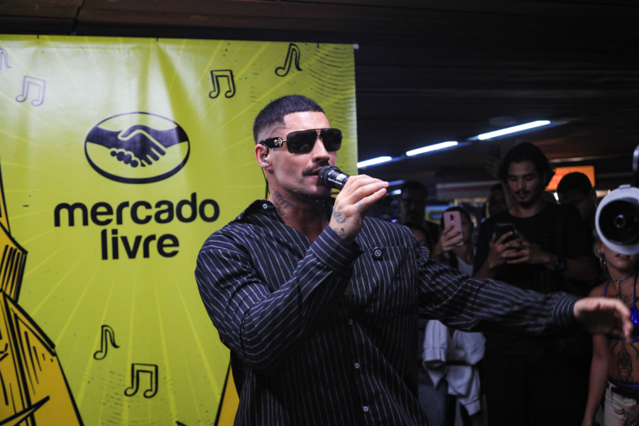 Filipe Ret faz show surpresa no metrô do Rio de Janeiro
