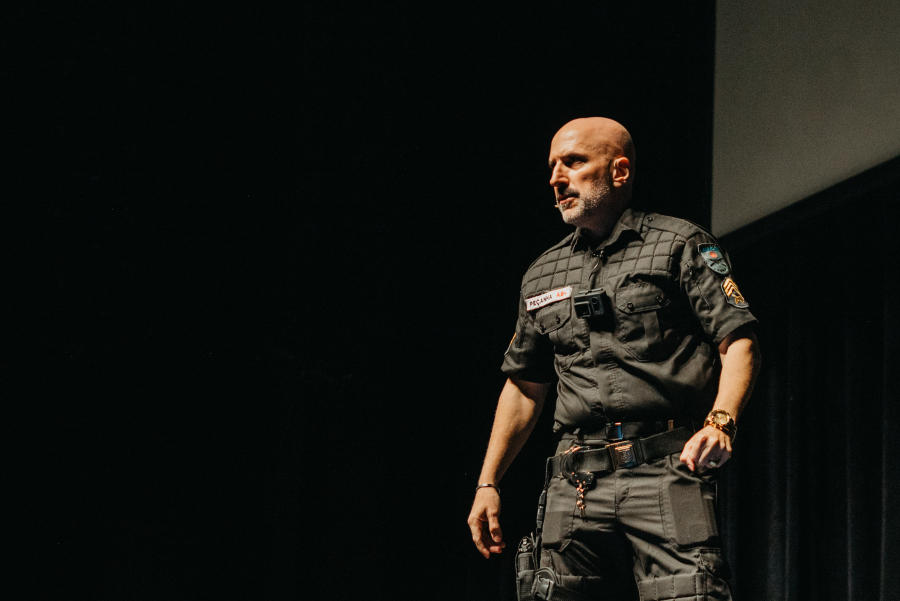 Antonio Tabet interpreta o célebre policial Peçanha, personagem mais famoso de sua carreira, no Teatro Imperial