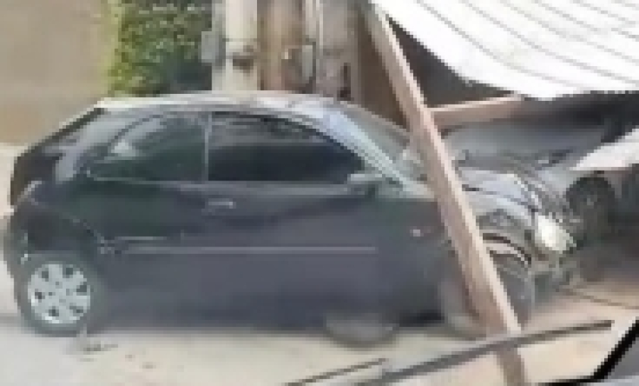 Vídeo: Carro colide em garagem em Pedro do Rio
