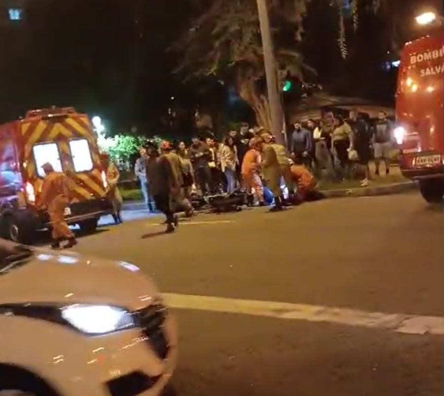 Colisão entre carro e motocicleta é registrada no Centro 