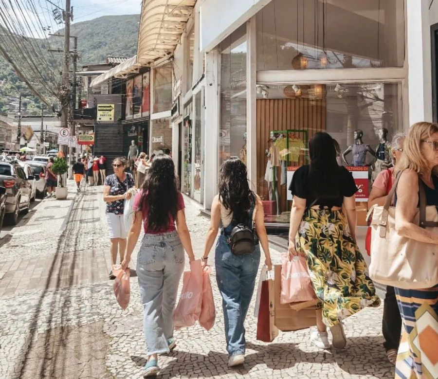 Gasto médio com presente das mães é de R$ 298; lojas físicas seguem como preferência