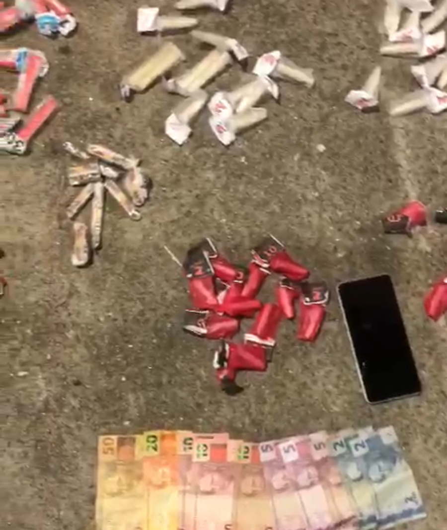 Polícia apreende drogas e prende três homens por tráfico no Quitandinha, em Petrópolis