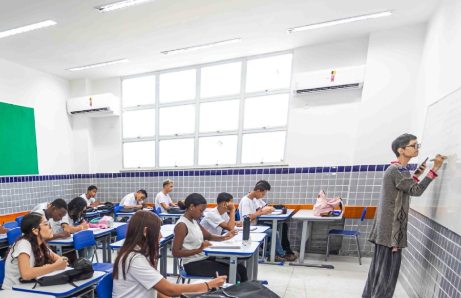 Governo do Estado conclui convocação de 5 mil professores para migração de carga horária