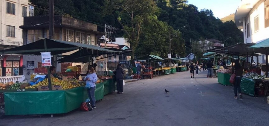 Prefeitura de Petrópolis inicia migração de sistema do documento de arrecadação anual dos feirantes para digital