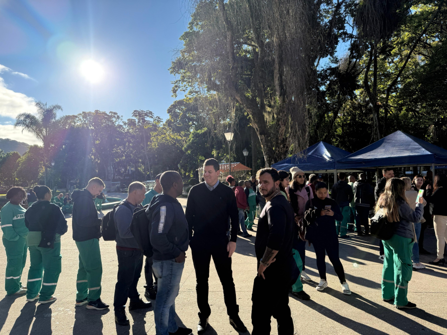 Prefeitura de Petropolis faz homenagens aos garis com café da manhã especial