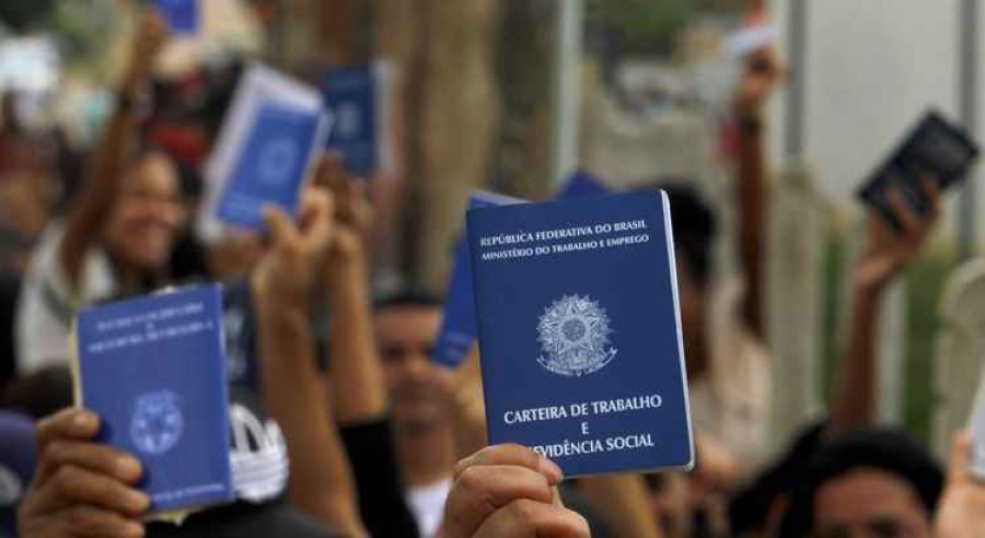Taxa de desocupação no Brasil cai para 7,7% no terceiro trimestre de 2023