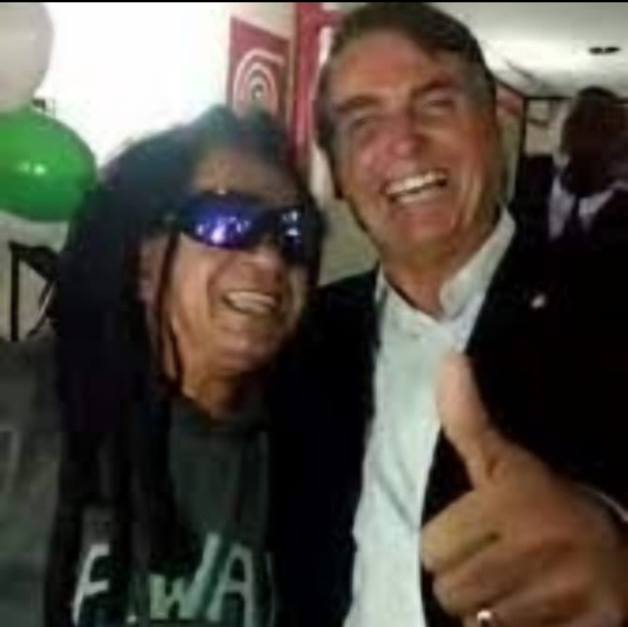 Ex-presidente Jair Bolsonaro presta homenagem a Away